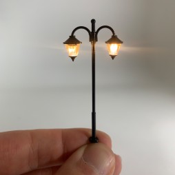 Micro Lampione altezza 6 cm colore nero per presepi e diorami con microlampada led