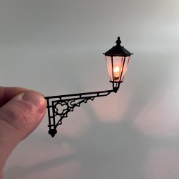 Lampione da parete antichizzato colore nero per presepi e diorami con micro lampada luce calda 12v