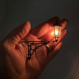 Lampione da parete antichizzato colore nero per presepi e diorami con micro lampada luce calda 12v