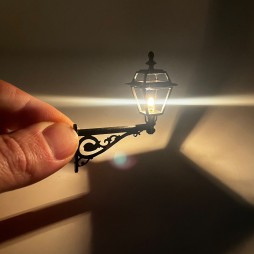 Black street lamp for cribs and dioramas with micro lamp