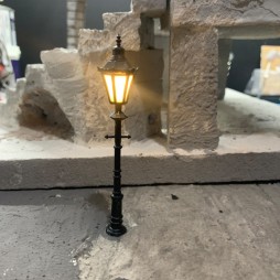 Lampione alto 9 cm per presepe e diorama con microlampada led