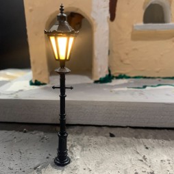 Lampione alto 9 cm per presepe e diorama con microlampada led